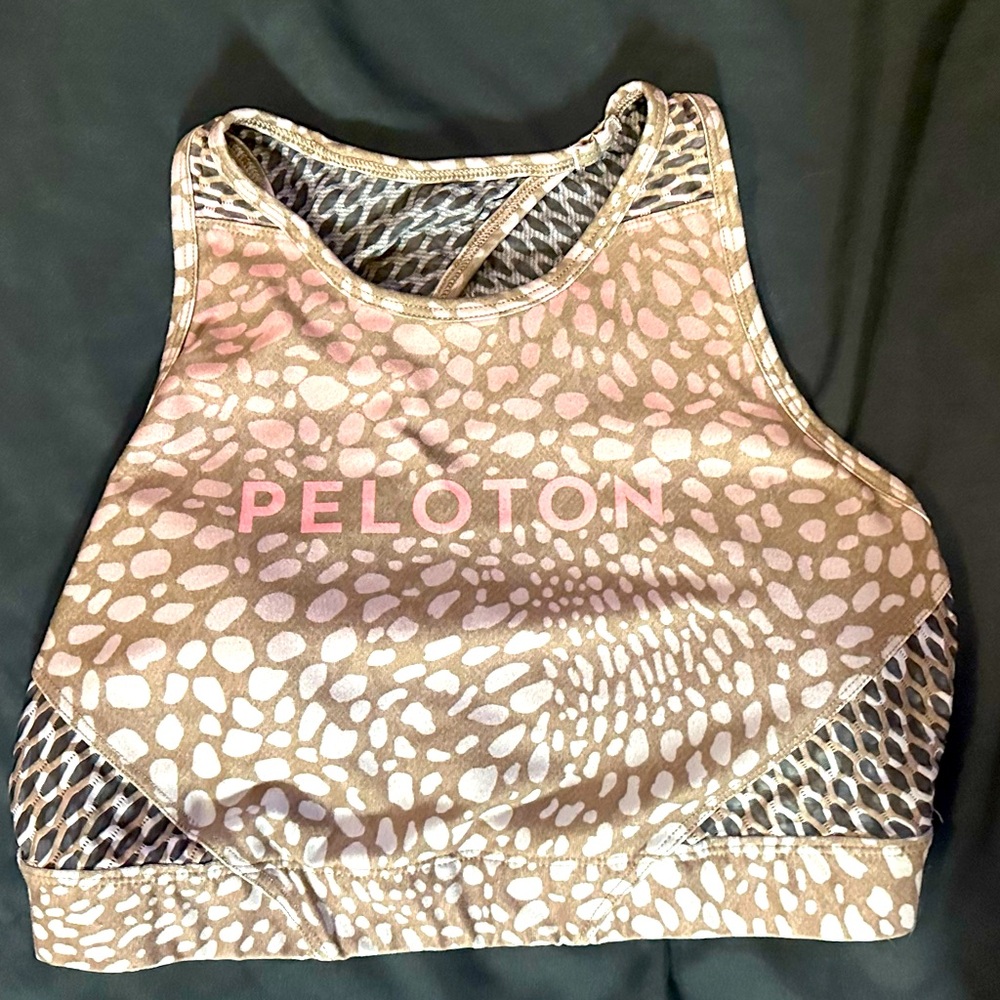 Peloton sports bra pretty detail and pattern
Size medium